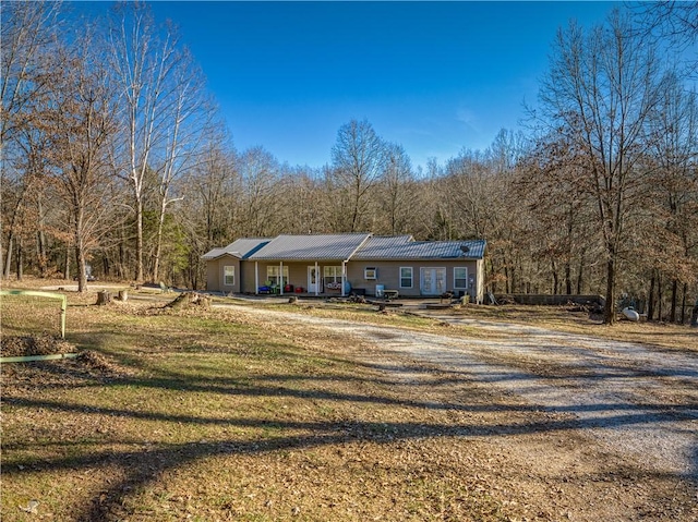 single story home with a front yard