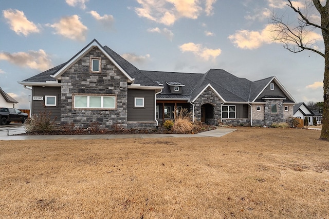 craftsman-style house featuring a front yard