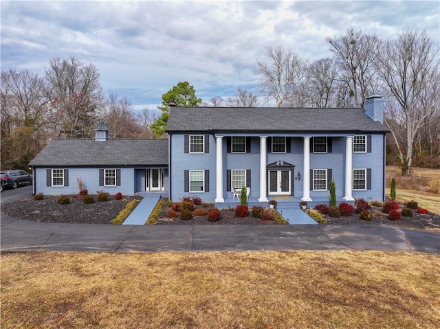 view of front of property with a front yard