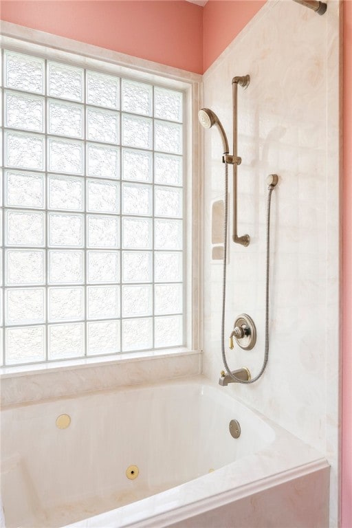 bathroom featuring tiled shower / bath