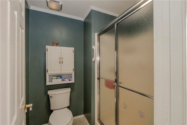 bathroom featuring a shower with shower door, ornamental molding, and toilet