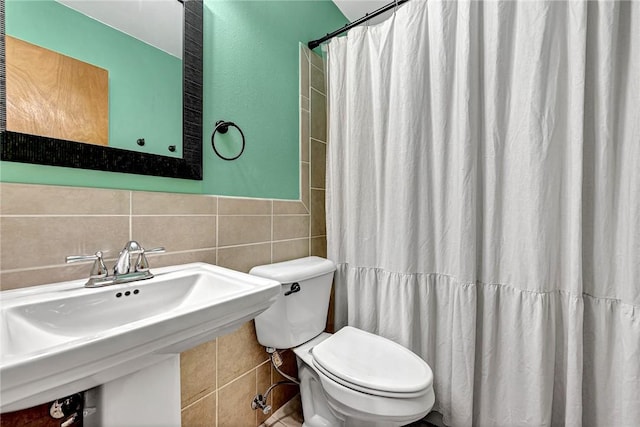 913 17th St, Rogers, AR 72758 - bathroom with toilet, curtained shower, sink, and tile walls