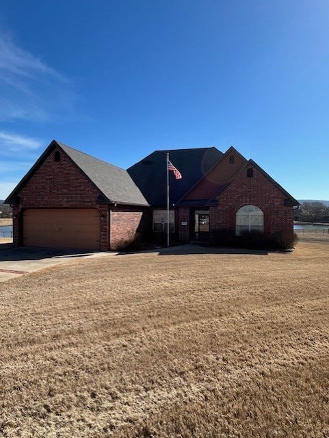 view of front of home featuring a garage and a front yard