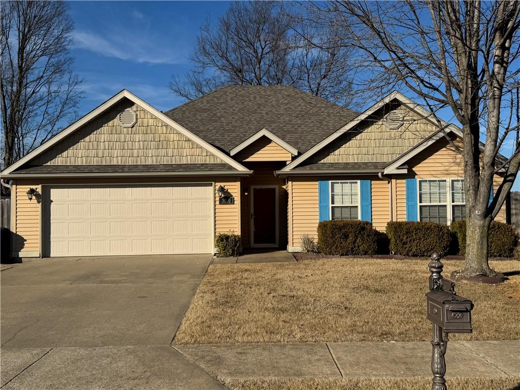 view of front facade featuring a garage and a front yard