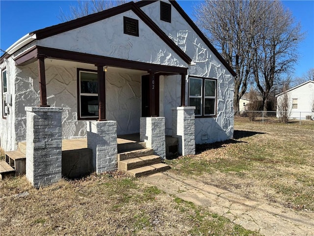 view of front of property featuring a front lawn