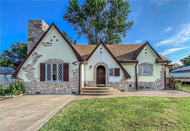 view of front of home featuring a front lawn