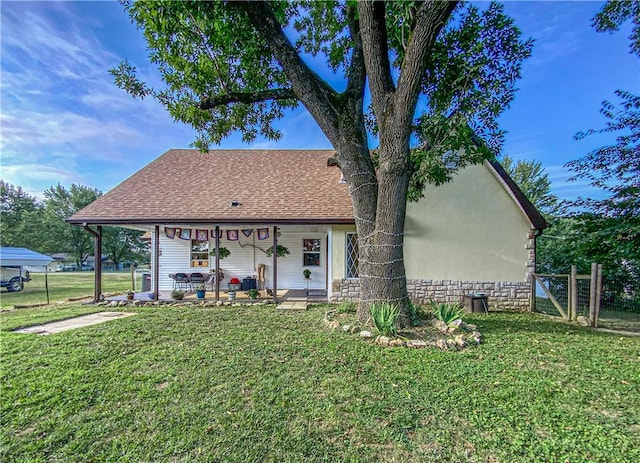 view of front of home featuring a front lawn