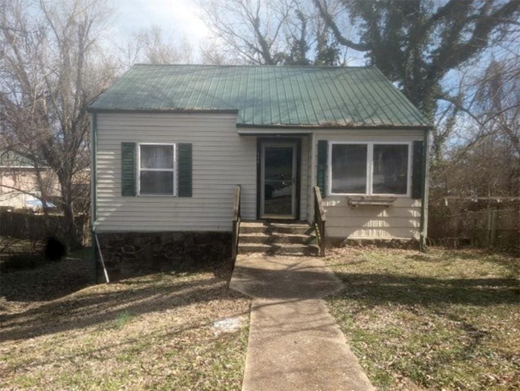 bungalow featuring a front lawn