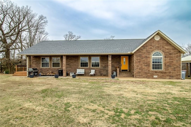 single story home featuring a front lawn