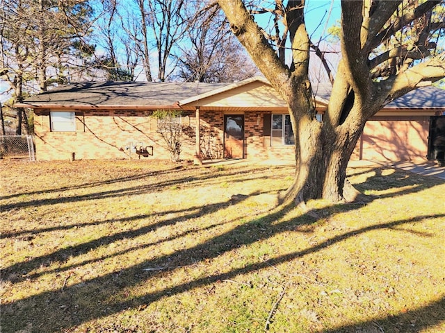 view of front of house featuring a front lawn