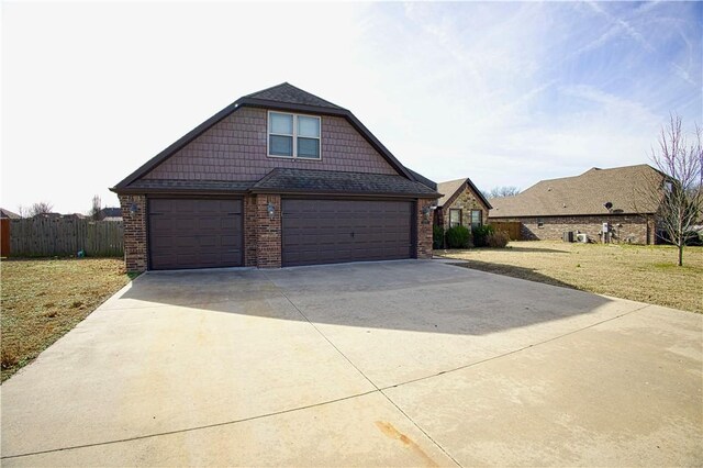 view of front facade featuring a garage and a front yard