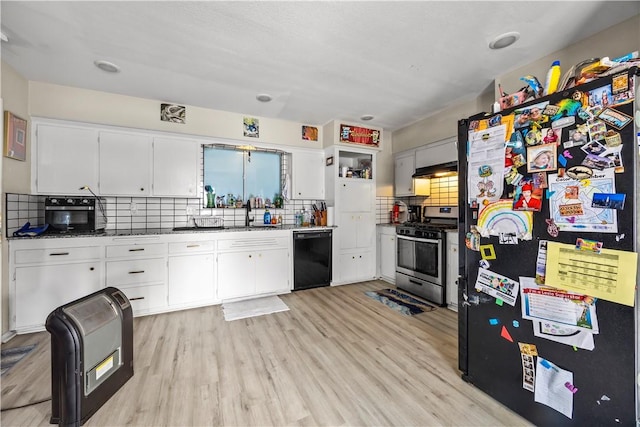 kitchen with light wood-style flooring, freestanding refrigerator, decorative backsplash, dishwasher, and gas range