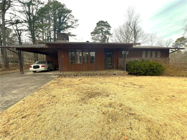 view of front of house with a front lawn and a carport