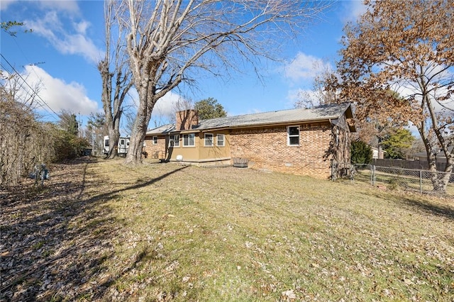 back of house featuring a lawn