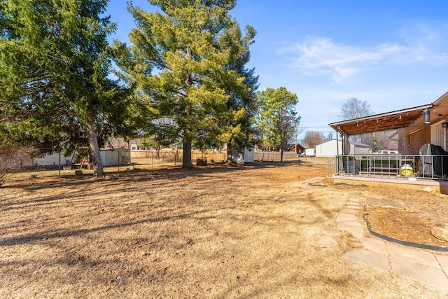 view of yard featuring a shed