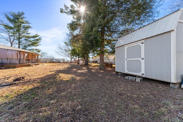 view of yard featuring a shed