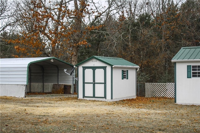 view of outdoor structure with a carport and a lawn