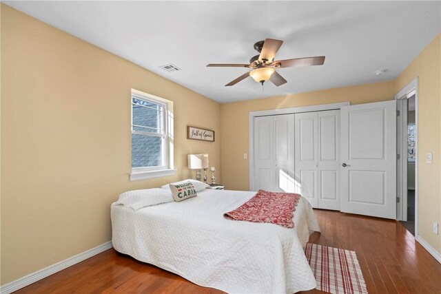 bedroom featuring dark hardwood / wood-style floors, ceiling fan, and a closet