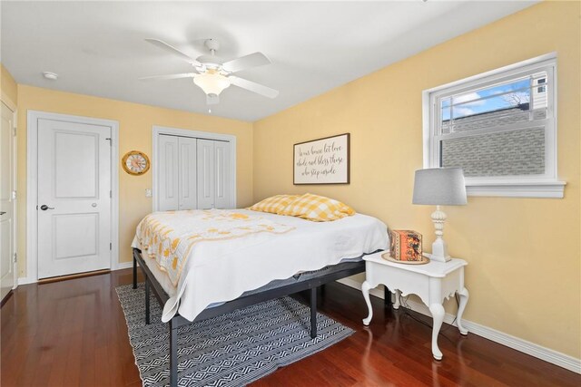 bedroom featuring ceiling fan, dark hardwood / wood-style floors, and a closet