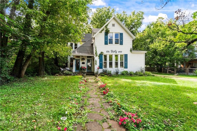 view of front of house featuring a front lawn