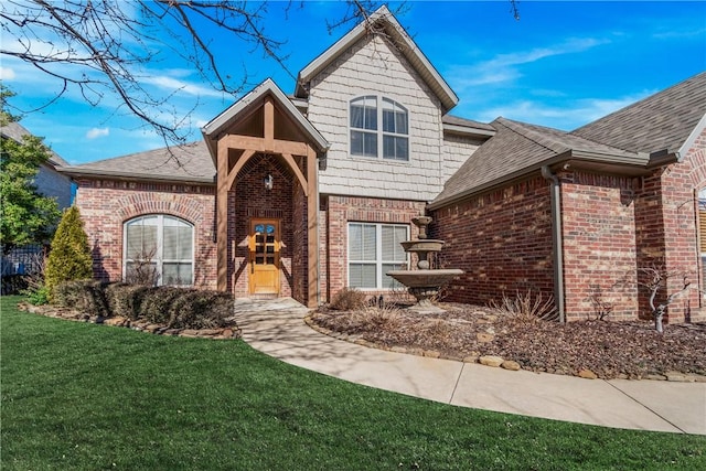 view of front of property featuring a front yard