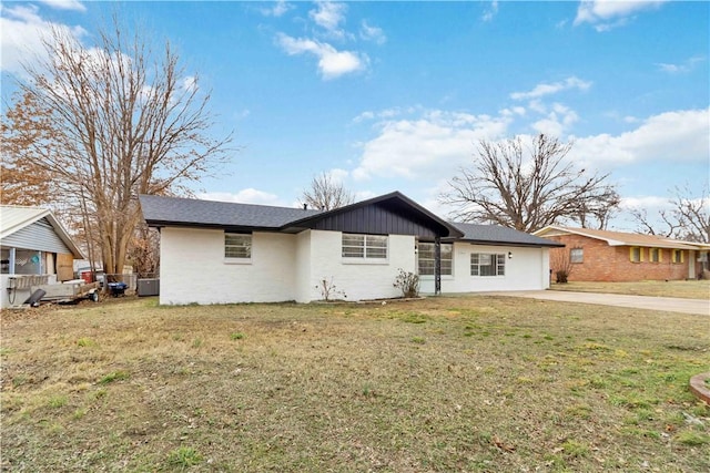 ranch-style home with a front yard