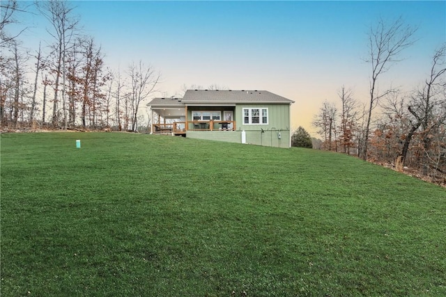 view of yard at dusk