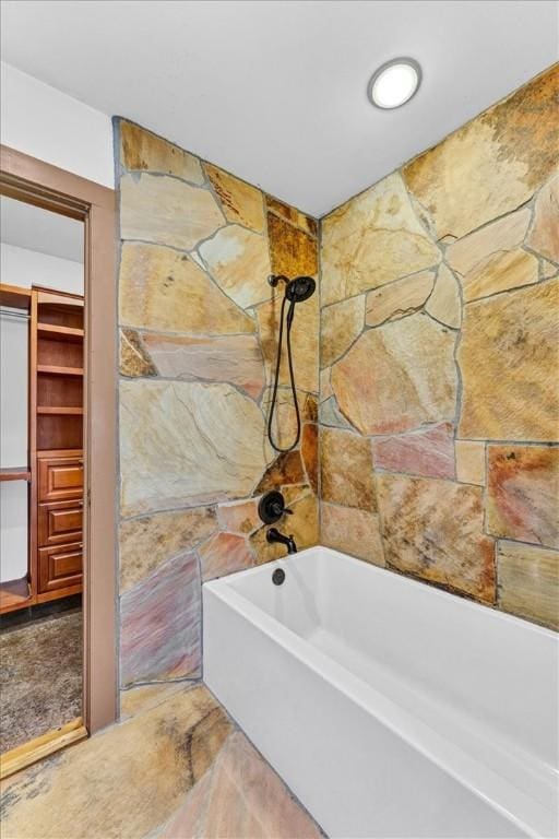 bathroom featuring tiled shower / bath combo