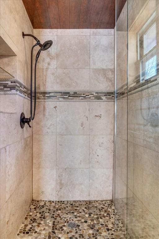 bathroom featuring a tile shower