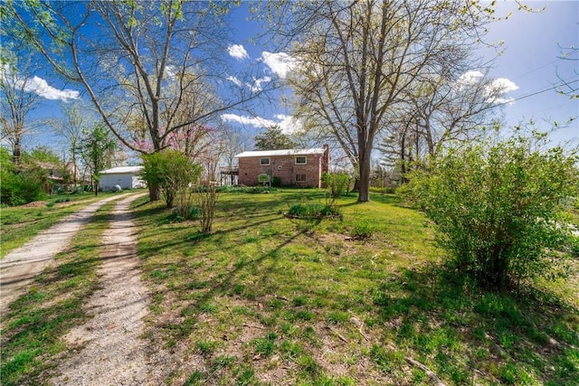 view of yard with driveway