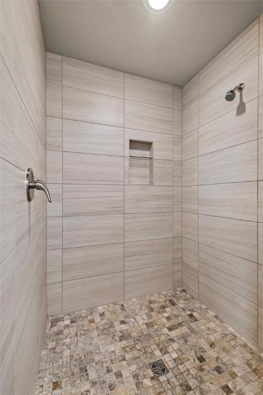 bathroom featuring tiled shower