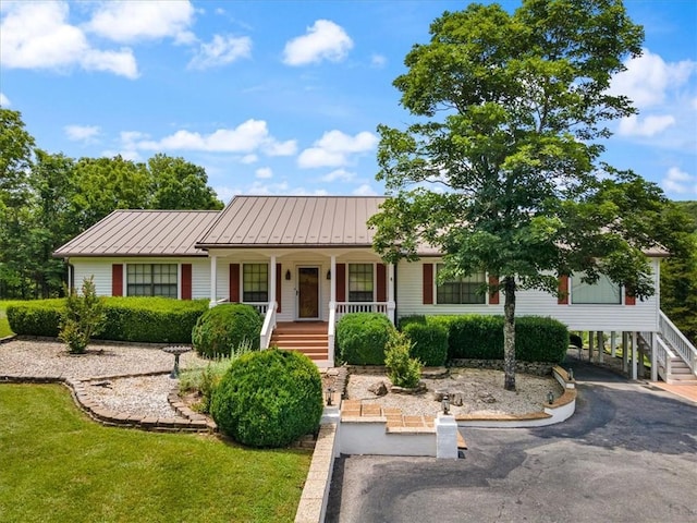 view of front of house with covered porch and a front lawn