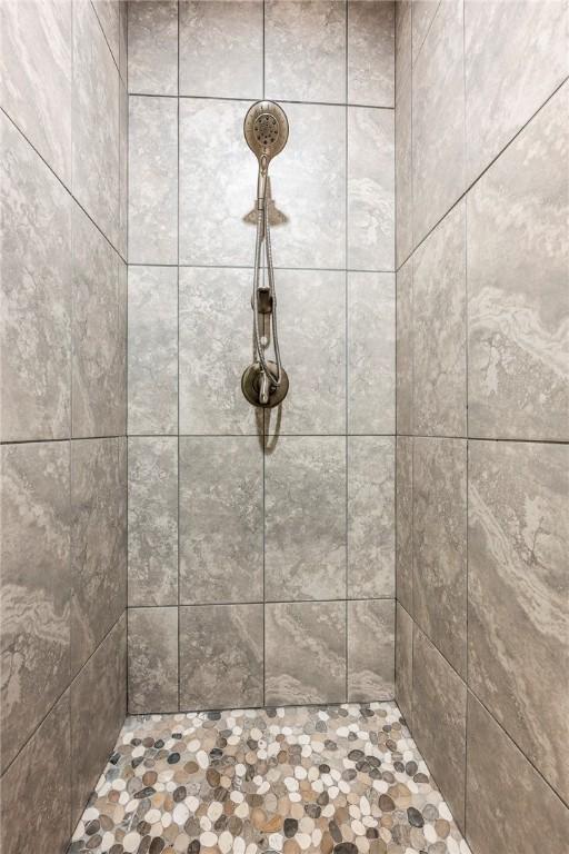 bathroom featuring tiled shower