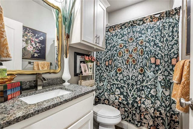 bathroom with a shower with curtain, vanity, and toilet