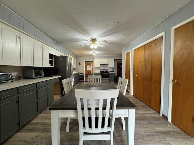 kitchen featuring gray cabinets, stainless steel appliances, light hardwood / wood-style floors, and ceiling fan