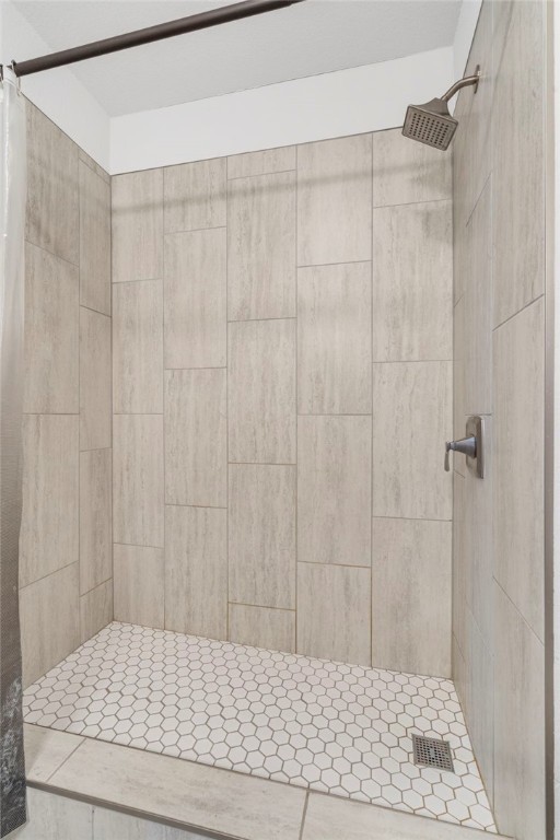 bathroom featuring tiled shower