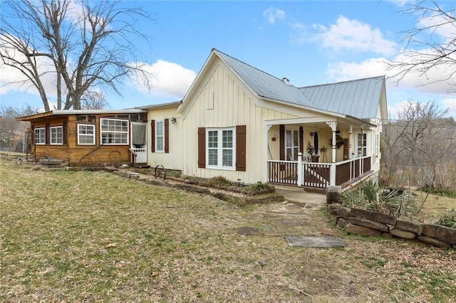 view of front of property featuring a front yard and a porch