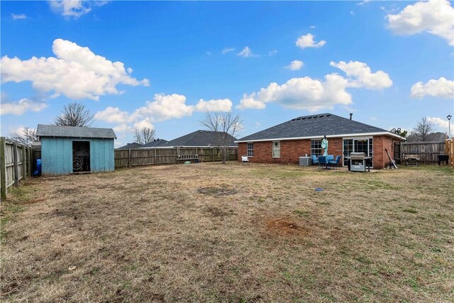 view of yard featuring a storage shed