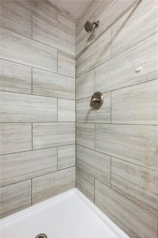 bathroom featuring tiled shower