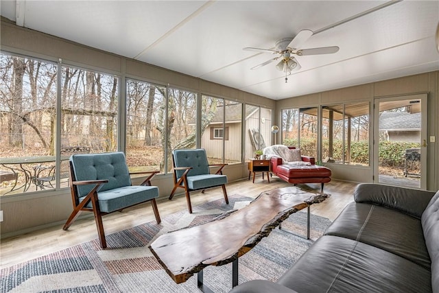 sunroom with ceiling fan