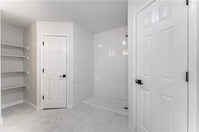 bathroom featuring a tile shower