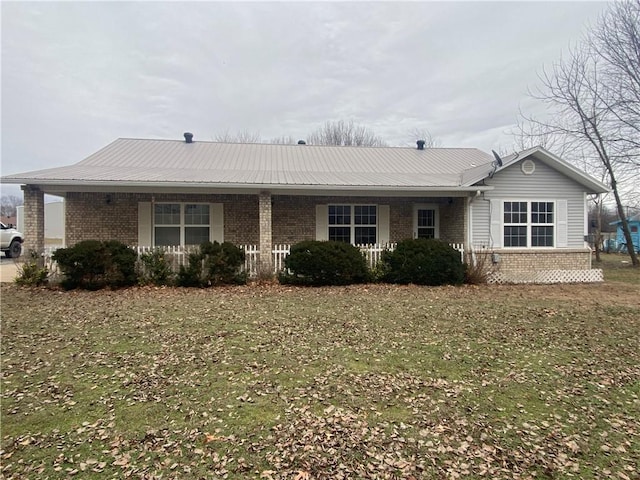 single story home with a front lawn