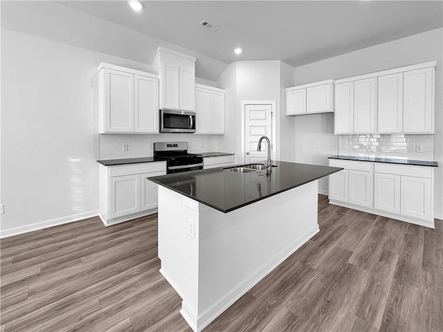 kitchen featuring sink, light hardwood / wood-style flooring, white cabinetry, a kitchen island with sink, and stainless steel appliances