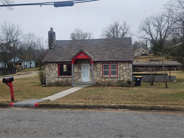 view of front of property with a front yard