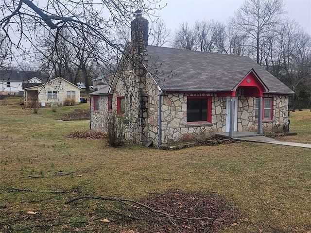 view of front of home with a front lawn