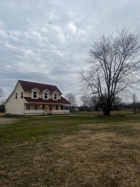 view of front of property featuring a front yard and a porch