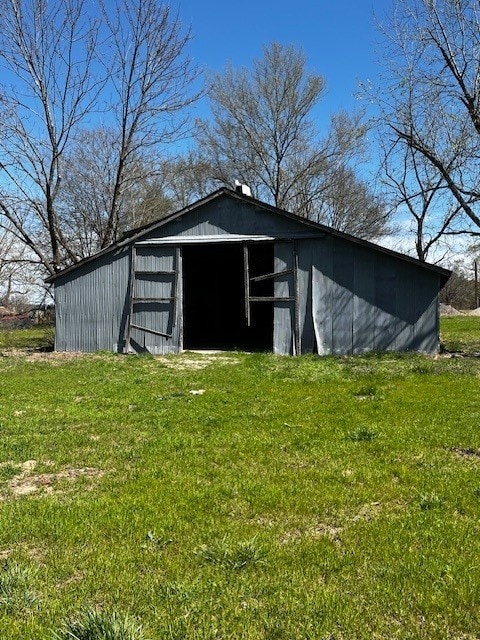 view of pole building with a lawn