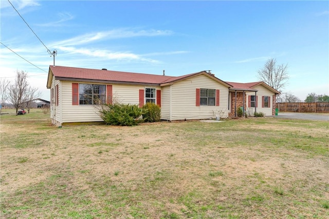 ranch-style house featuring a front yard