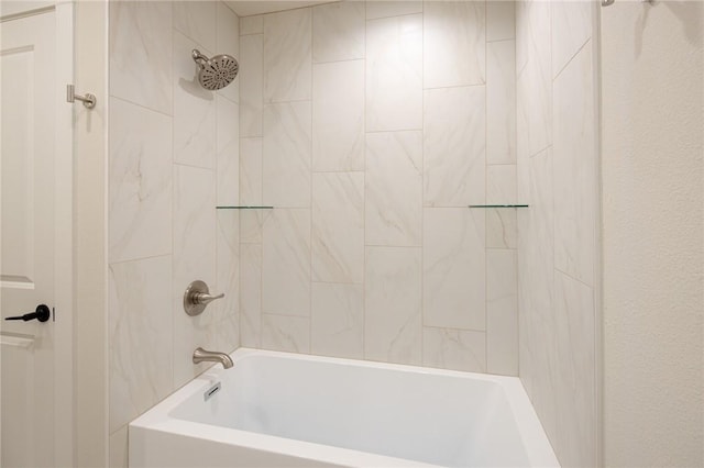 bathroom with tiled shower / bath