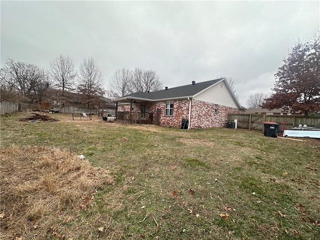 view of yard with a swimming pool